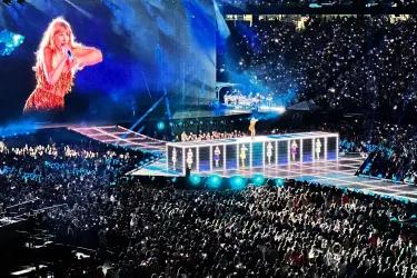 Taylor swift performing on stage