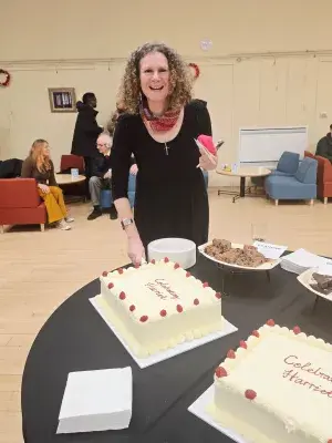 Harriet Harris cuts her cake