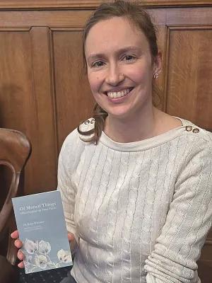 Kitty holder her book