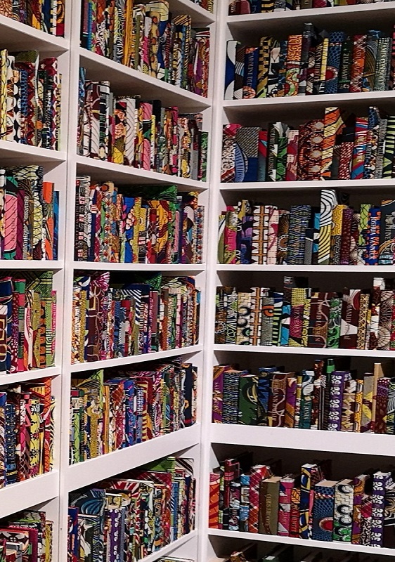 Photograph of Yinka Shonibare, ‘The British Library’, Tate Modern, photo by Harriet Harris 