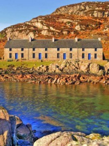 Photograph of houses by the shore at Mull